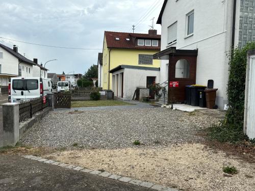 a driveway in a house with a van parked in the driveway at Rose in Günzburg