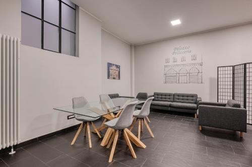 a dining room with a glass table and chairs at Vico Superiore di Pellicceria - Le Case di Bart in Genova