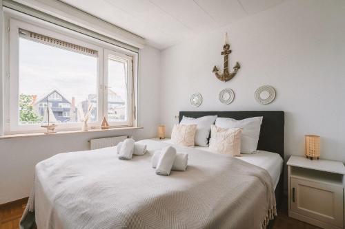 Ένα ή περισσότερα κρεβάτια σε δωμάτιο στο Sadebo Apartments Traveblick 3 Zimmer 6 Gäste