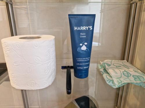 a roll of toilet paper and a brush on a shelf at Maisonnette terrace in Lierna