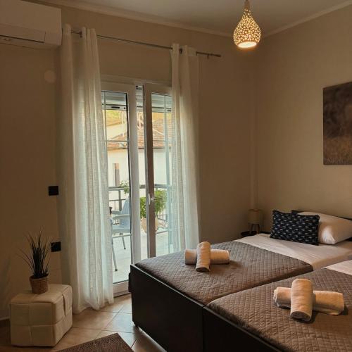 Un dormitorio con dos camas con toallas encima. en Anemelia Apartments-Port, en Thassos