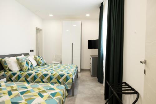 a hotel room with two beds and a television at Dream's Rooms Salemi in Ulmi