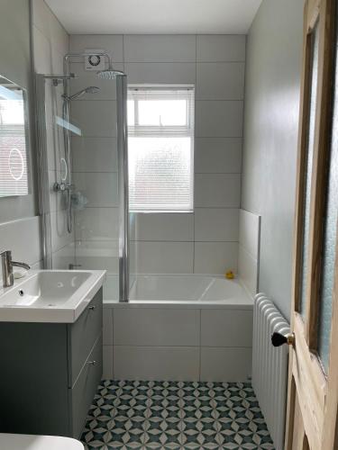 A lovely 2 bedded terrace house photo 4