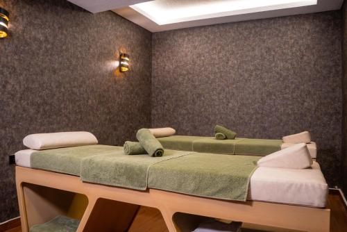 a room with two beds in a room at ivy Hotel Spa in Yalova