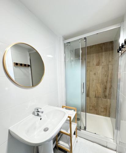 une salle de bain avec un lavabo et une douche dans l'établissement Studio Platanes 9 - Proche Disneyland - Parking gratuit - Meaux, à Meaux