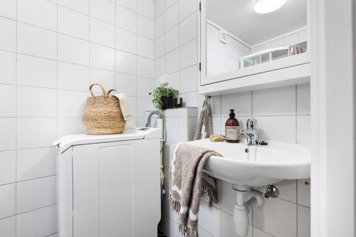 Ένα μπάνιο στο Charming Apartment, Walk to Everything in Bergen