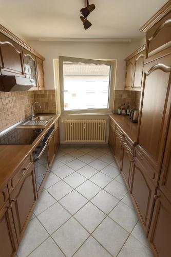 a kitchen with a sink and a window at Monteur- und Ferienwohnung Rheinhausen - Lönsweg in Oberhausen-Rheinhausen
