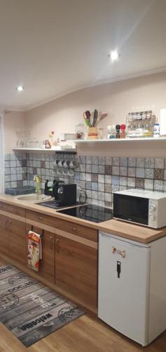 Η κουζίνα ή μικρή κουζίνα στο Tündérkert Apartman
