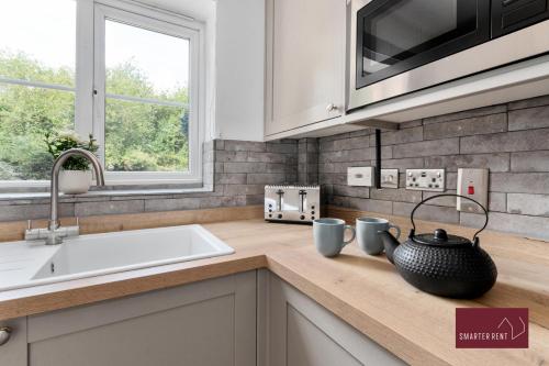 Η κουζίνα ή μικρή κουζίνα στο Wokingham - Three Bed House - Parking