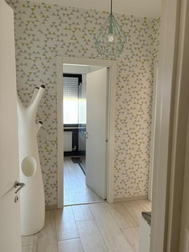 a hallway with a white vase in a room at Casita Stella, vicino Ospedale Negrar, Valpolicella in Negrar