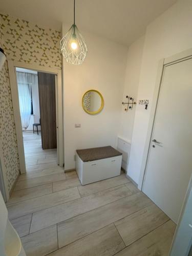 a white room with a hallway with a mirror at Casita Stella, vicino Ospedale Negrar, Valpolicella in Negrar