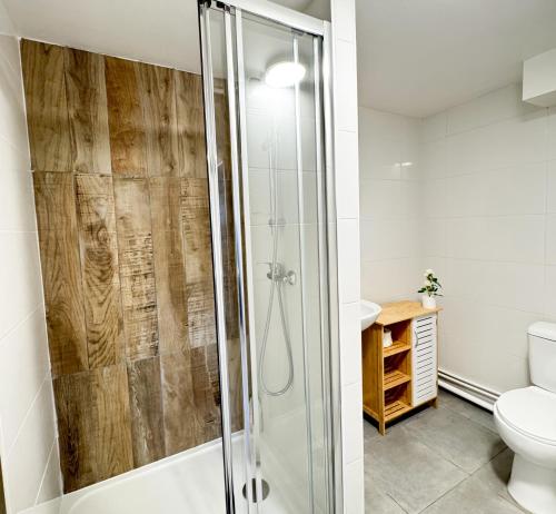 a bathroom with a shower and a toilet at Studio Platanes 8 - Proche Disneyland - Parking gratuit - Meaux in Meaux