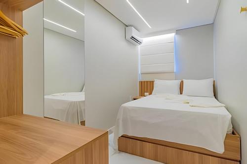 un dormitorio con una cama y un espejo en Atlantis 312: Luxury and Style Porto de Galinhas, en Porto de Galinhas