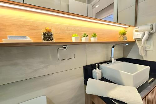 un baño con lavabo y espejo en Atlantis 312: Luxury and Style Porto de Galinhas, en Porto de Galinhas