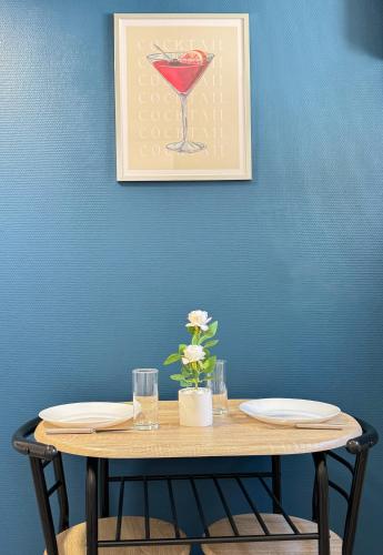 - une table avec deux assiettes et un verre de vin dans l'établissement Studio Platanes 8 - Proche Disneyland - Parking gratuit - Meaux, à Meaux