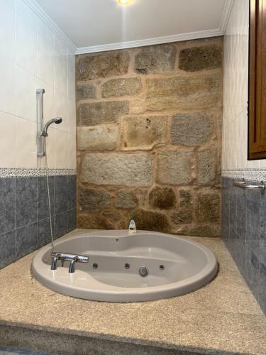 Ένα μπάνιο στο Casa con piscina y barbacoa · Casa O vincular by Easy Life Rent