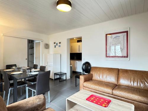 un salon avec un canapé et une table dans l'établissement Appartement en Centre-Ville des Gets, 6 Pers, Proche Pistes, Terrasse Ensoleillée - FR-1-623-318, aux Gets