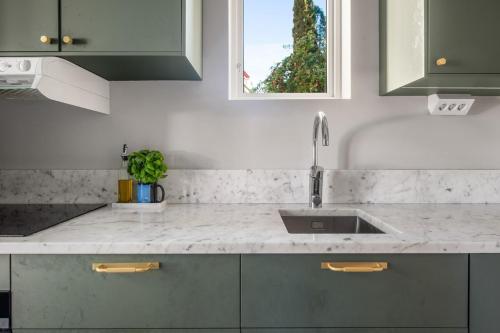 Kuchyň nebo kuchyňský kout v ubytování Ängby Gläntan