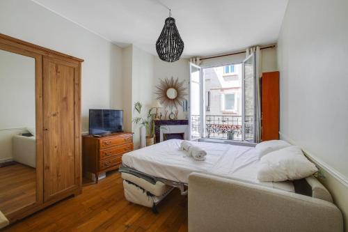 Llit o llits en una habitació de Tiny House Champs Elysées