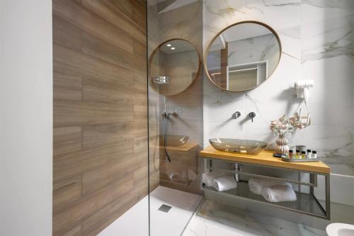 a bathroom with a sink and a mirror at Villa Libertà in Palermo