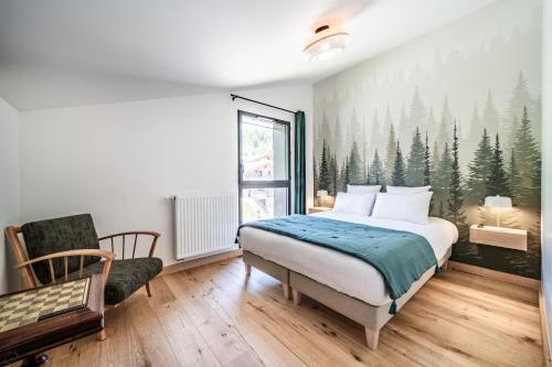- une chambre avec un lit orné d'une fresque murale représentant la forêt dans l'établissement Apartment Edelweiss Les Gets - BY EMERALD STAY, aux Gets