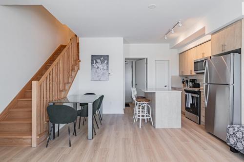 Cucina o angolo cottura di Parking, 4BR Town, Costco, Durham College, Oshawa
