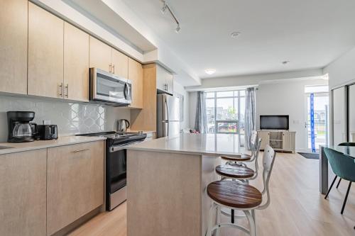 Cucina o angolo cottura di Parking, 4BR Town, Costco, Durham College, Oshawa
