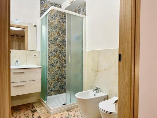Un baño con ducha, inodoro y lavabo. en Unique room, en Ragusa