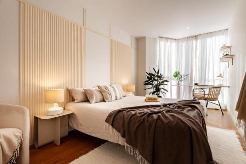 una camera da letto con un letto grande e un tavolo di Java - 3 bedroom and shared pool in Almagro a Madrid