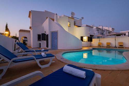Πισίνα στο ή κοντά στο Villa Maldives by Algarve Vacation