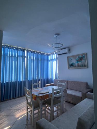 ein Wohnzimmer mit Tisch und Couch in der Unterkunft The Soft Pines Escape in Golem