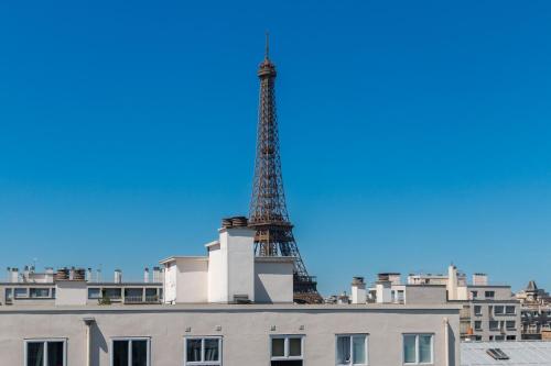 Photo de la galerie de l'établissement Duplex lumineux avec vue Tour Eiffel - Paris 7e, à Paris