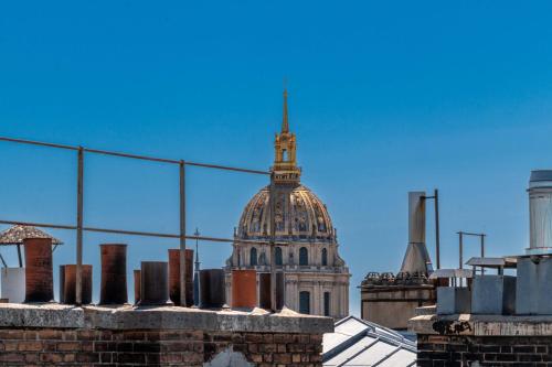 Photo de la galerie de l'établissement Duplex lumineux avec vue Tour Eiffel - Paris 7e, à Paris