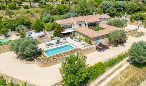 une vue aérienne d'une maison avec piscine dans l'établissement Maison Baou et Chocolat, à La Cadière-dʼAzur