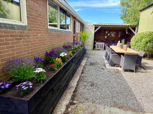 Jardín al aire libre en Holiday Home de Binnengouw