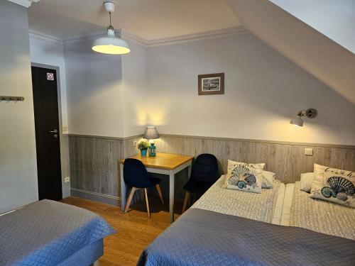Una cama o camas en una habitación de Pokoje Gościnne Rejs