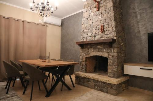 TV i/ili multimedijalni sistem u objektu Burimi House