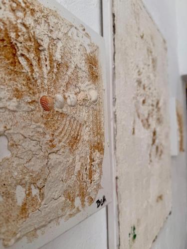 a dirty door with a door knob on a wall at 8 Islas in Las Playas