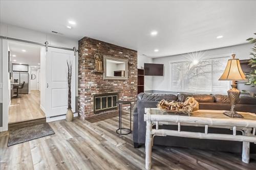 a living room with a couch and a fireplace at Staying in Yakama Valley in Yakima