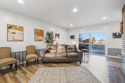 a living room with a couch and two chairs at Staying in Yakama Valley in Yakima