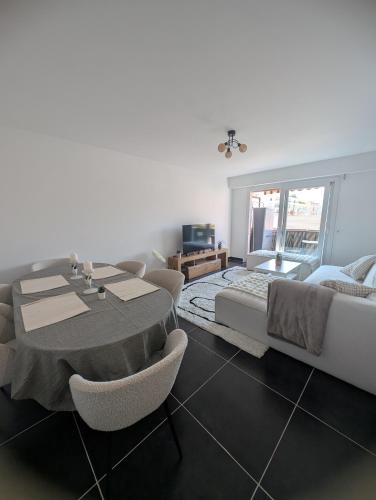 - un salon avec une table à manger et un lit dans l'établissement La parenthèse azuréenne, à Cagnes-sur-Mer