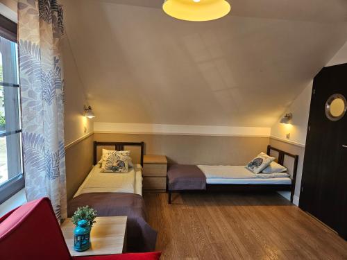 Una cama o camas en una habitación de Pokoje Gościnne Rejs