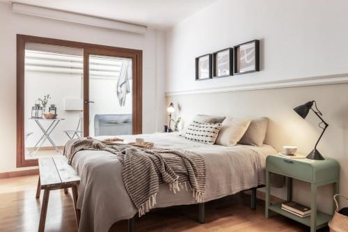 Un dormitorio blanco con una cama grande y una ventana. en Vega - 2 bedroom in Salamanca, en Madrid