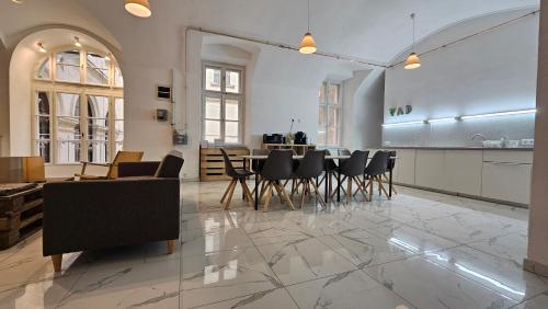 ENDOR - 4 bedrooms, 5 bathrooms, 1 livingroom with kitchen