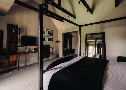 Una cama o camas en una habitación de The Chesterton Hotel