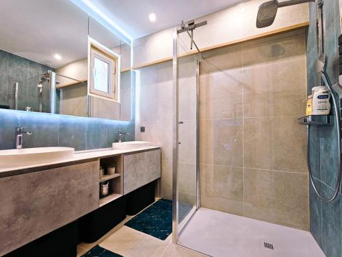 une salle de bain avec douche et lavabo dans l'établissement Villa 6 personnes avec piscine, à Mougins
