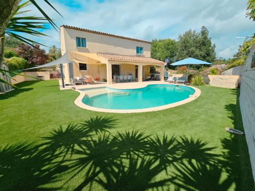 une villa avec piscine dans une cour dans l'établissement Villa 6 personnes avec piscine, à Mougins