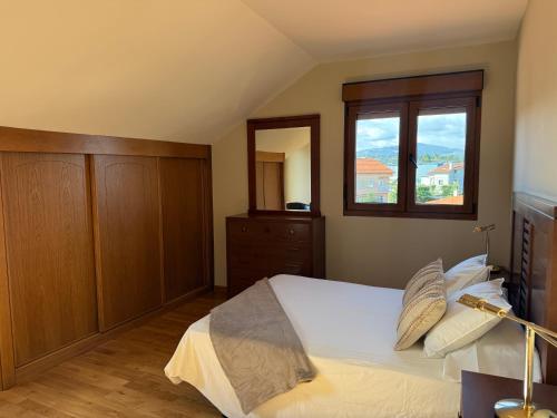 Ένα ή περισσότερα κρεβάτια σε δωμάτιο στο Casa con piscina y barbacoa · Casa O vincular by Easy Life Rent