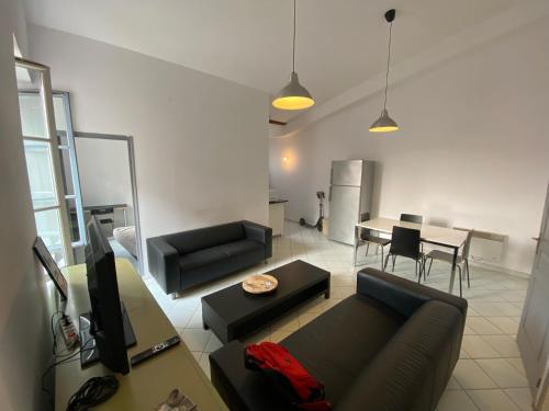 un salon avec un canapé et une table dans l'établissement FLCbm - St Charles - 3 Rooms - Neuf, à Marseille