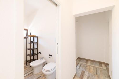 a bathroom with a toilet and a sink at Dimora PietrAnna - Paradiso in Sardegna in Li Valcaggi